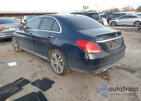 2016 Mercedes-Benz C 300 4Matic z USA, uszkodzony, nr VIN 55SWF4KB3GU139063